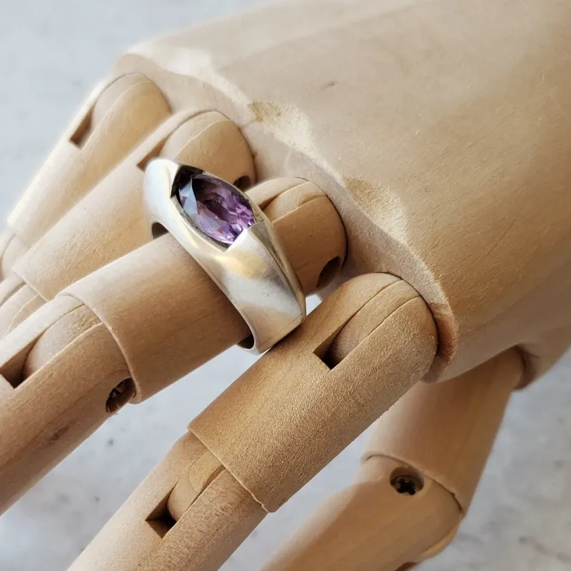 Anillo geométrico con amatista