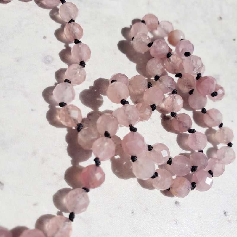 Collar hilado corto con piedras