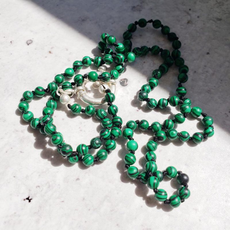 Collar hilado largo con piedras